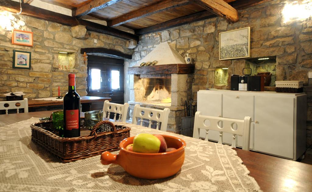 Holiday Homes Poli Svetega Antona Gračišće Rom bilde