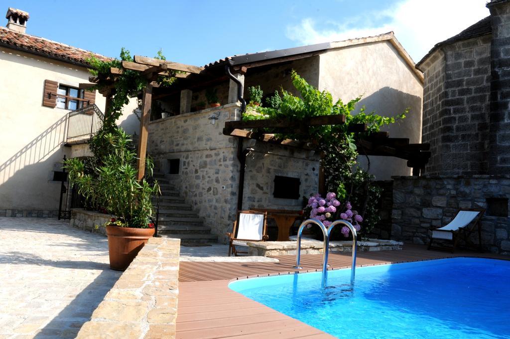 Holiday Homes Poli Svetega Antona Gračišće Eksteriør bilde