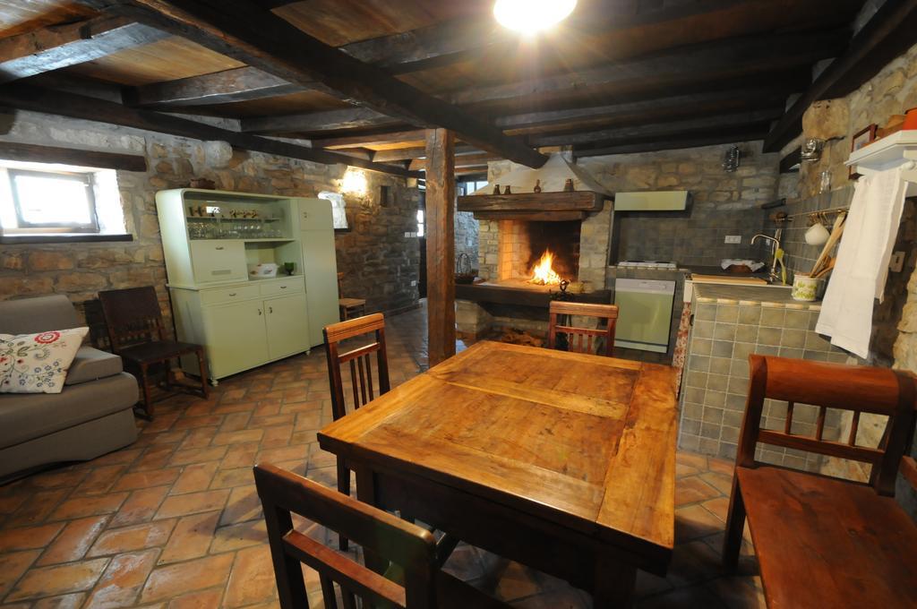 Holiday Homes Poli Svetega Antona Gračišće Rom bilde