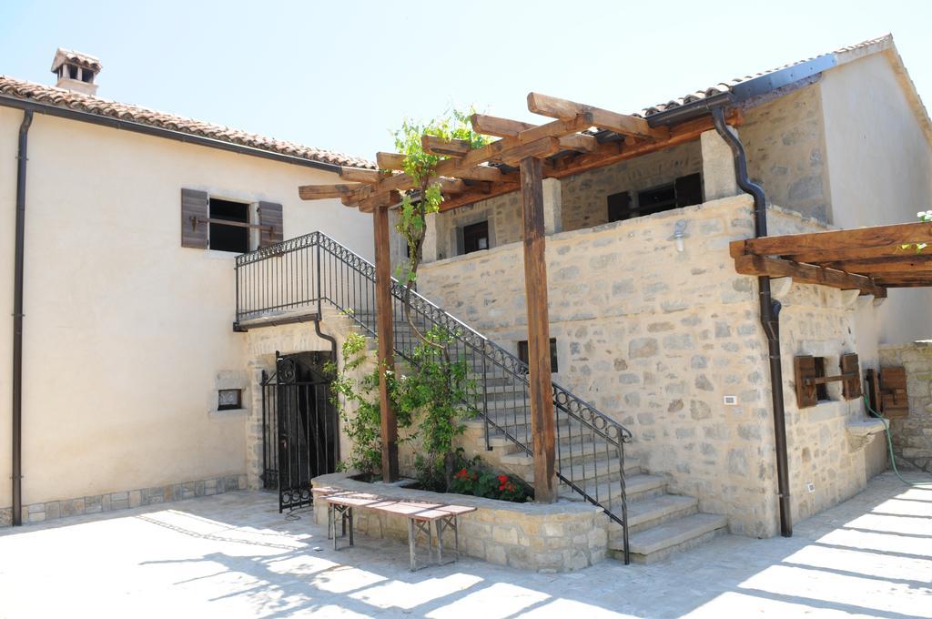 Holiday Homes Poli Svetega Antona Gračišće Rom bilde